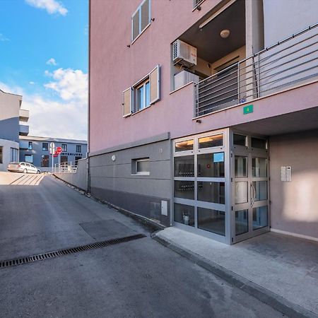 Aureo Apartment Pula Center Bagian luar foto