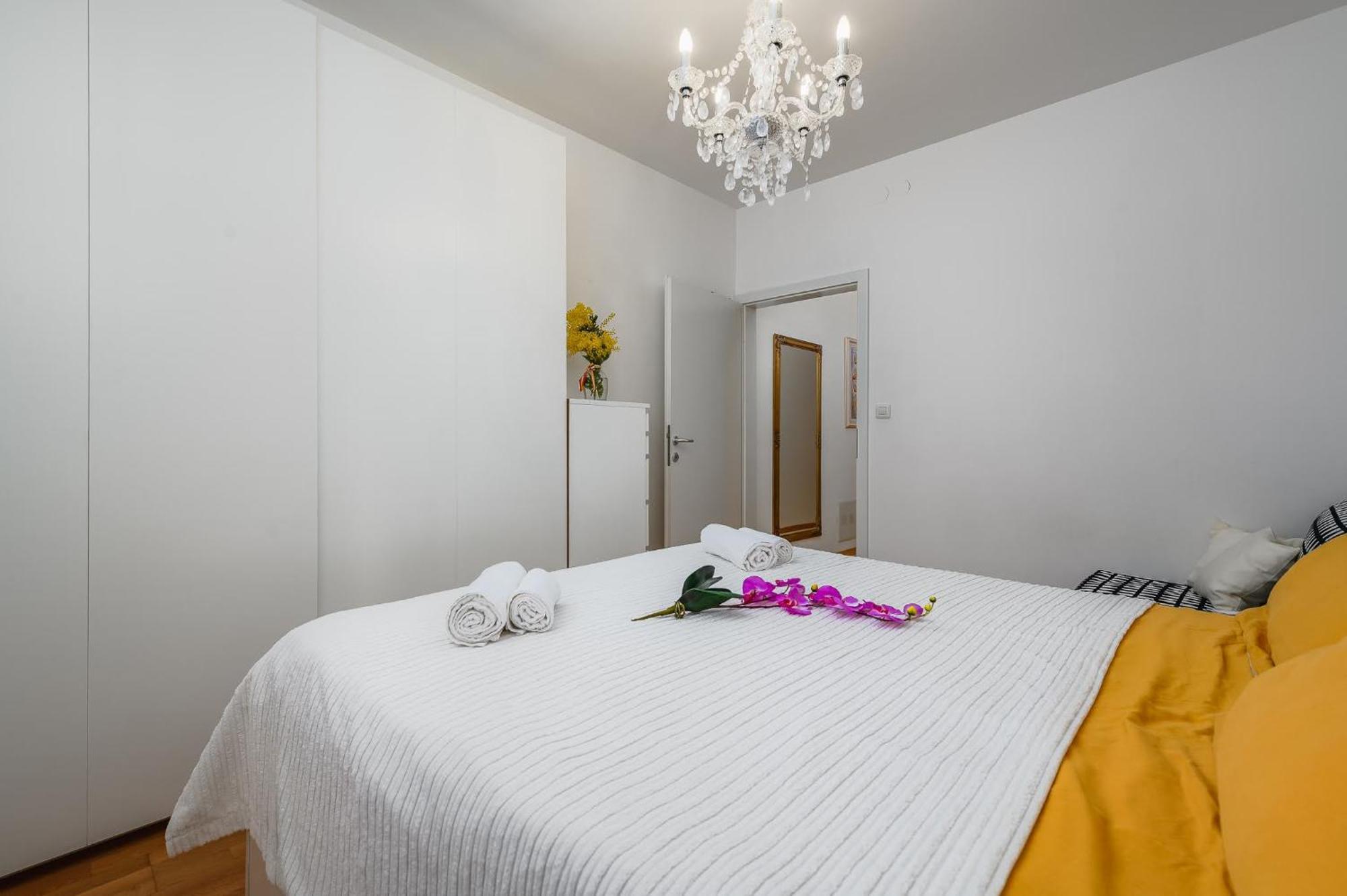 Aureo Apartment Pula Center Bagian luar foto