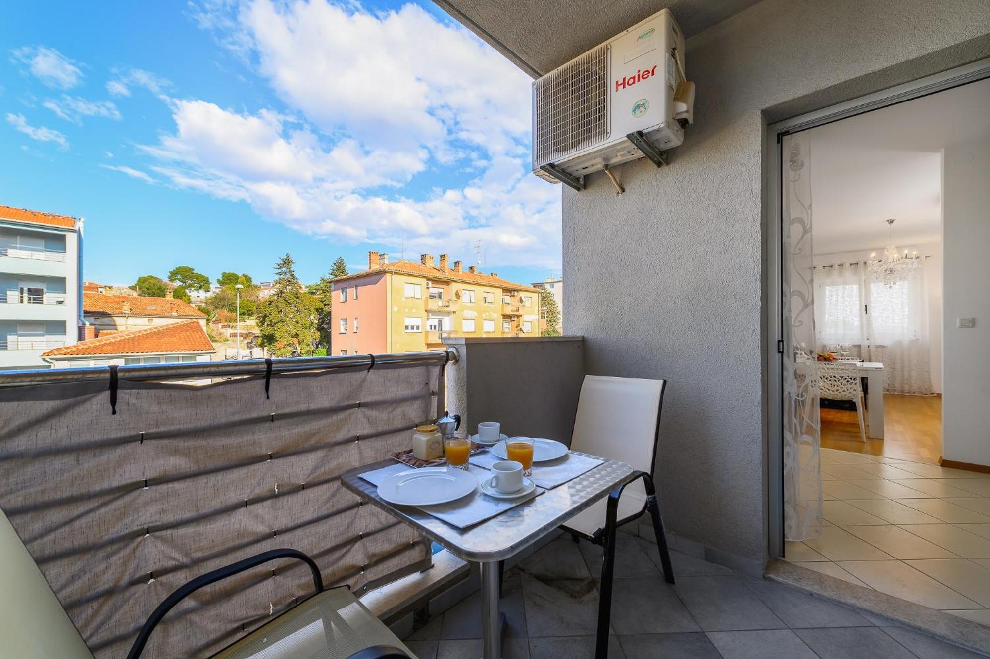 Aureo Apartment Pula Center Bagian luar foto