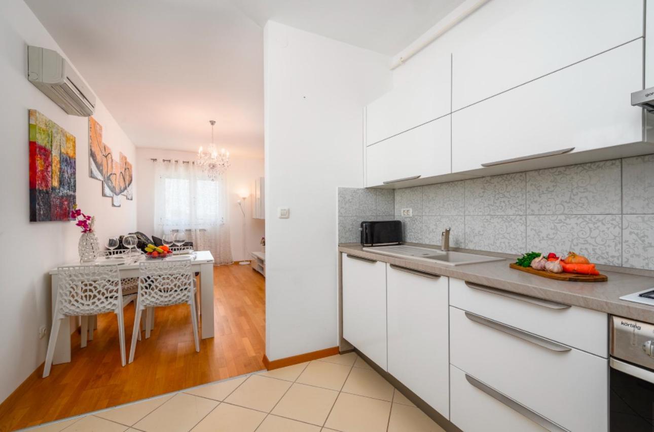 Aureo Apartment Pula Center Bagian luar foto