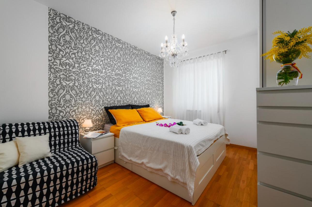 Aureo Apartment Pula Center Bagian luar foto