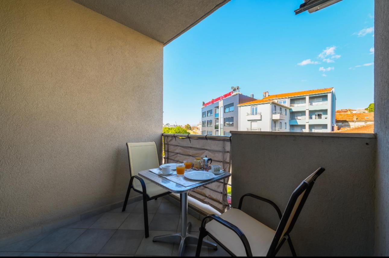 Aureo Apartment Pula Center Bagian luar foto