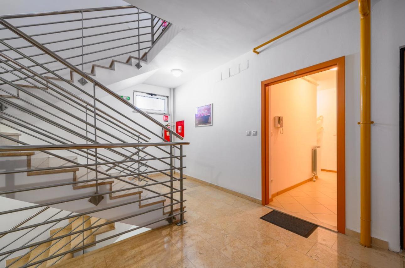 Aureo Apartment Pula Center Bagian luar foto