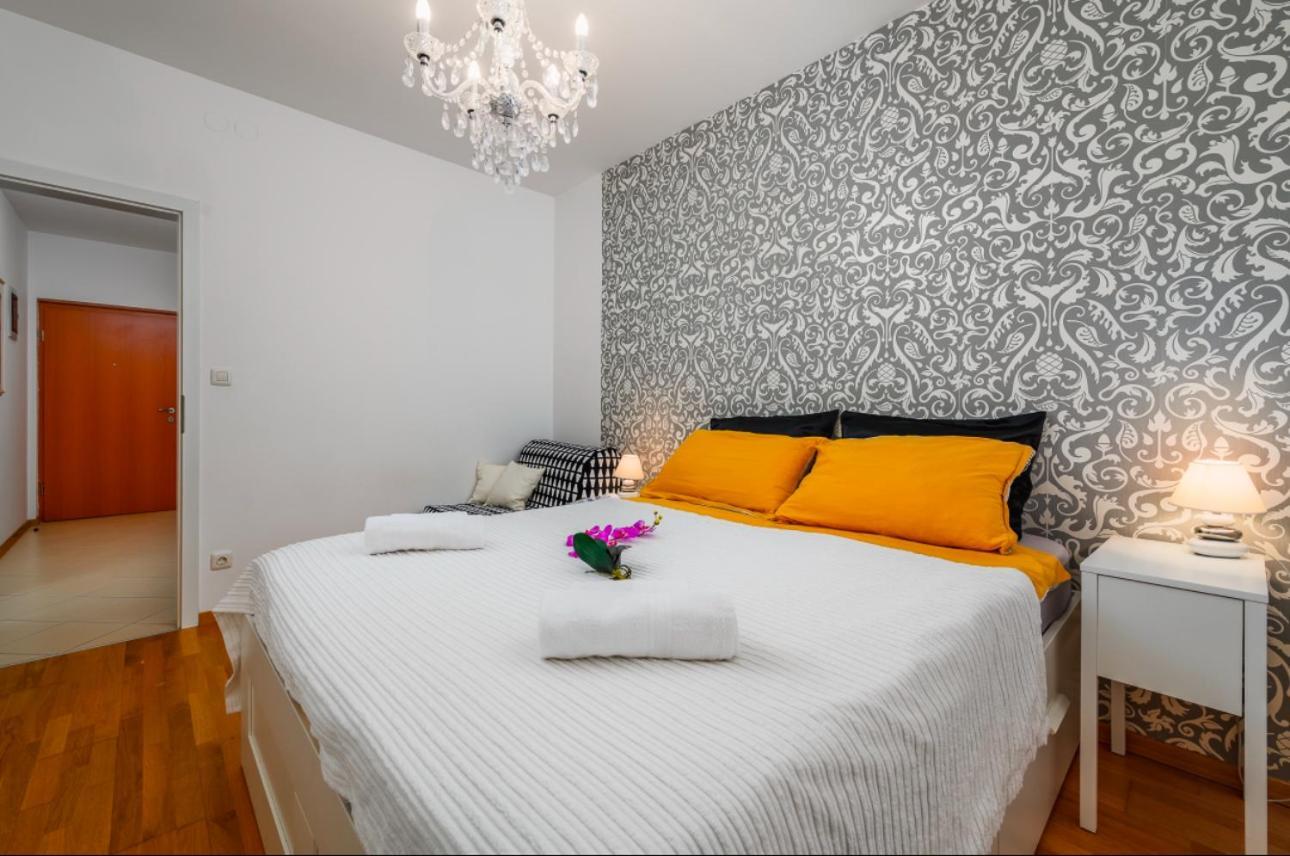 Aureo Apartment Pula Center Bagian luar foto