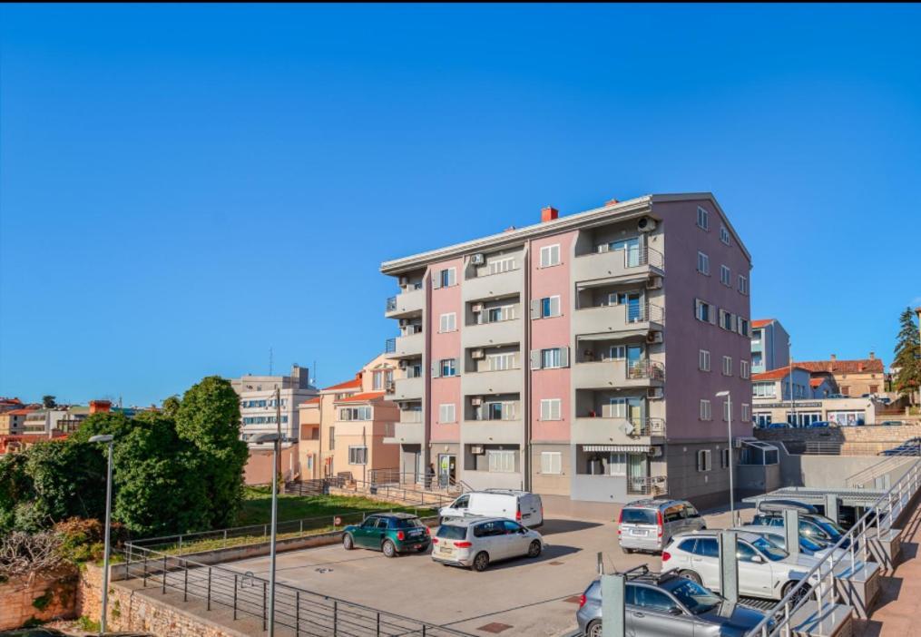 Aureo Apartment Pula Center Bagian luar foto