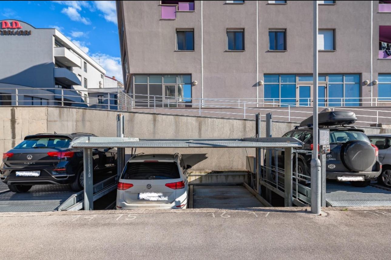 Aureo Apartment Pula Center Bagian luar foto