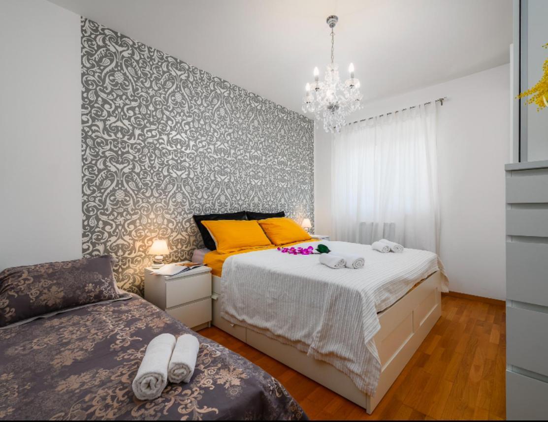 Aureo Apartment Pula Center Bagian luar foto